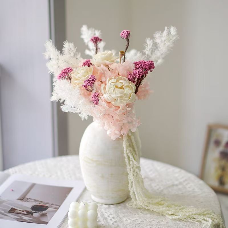 Elegante getrocknete Blumenanordnung