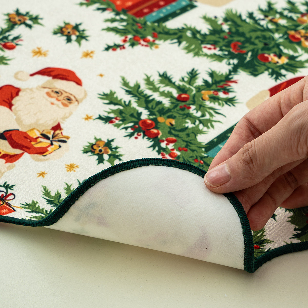 Weihnachtliches abwischbares Tischset mit gewelltem Saum und nostalgischem Santa‑Motiv Brehn
