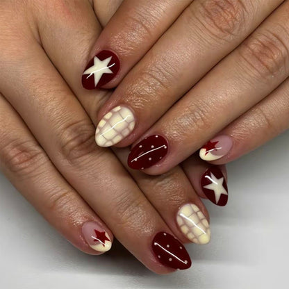 Kunstvolle Nagelkunst mit geometrischem Muster und festlichem Design Brehn