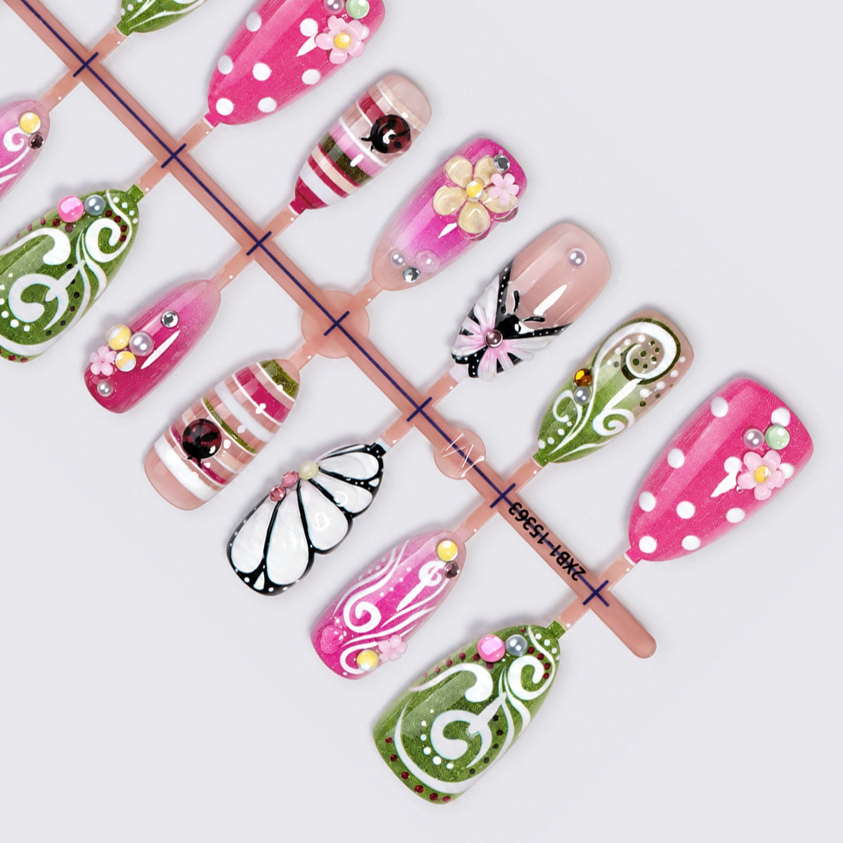 Kunstnagelset mit verspielten Blumen- und Glitzermotiven Brehn