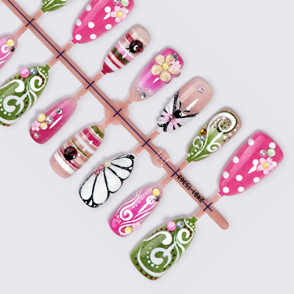 Kunstnagelset mit verspielten Blumen- und Glitzermotiven Brehn