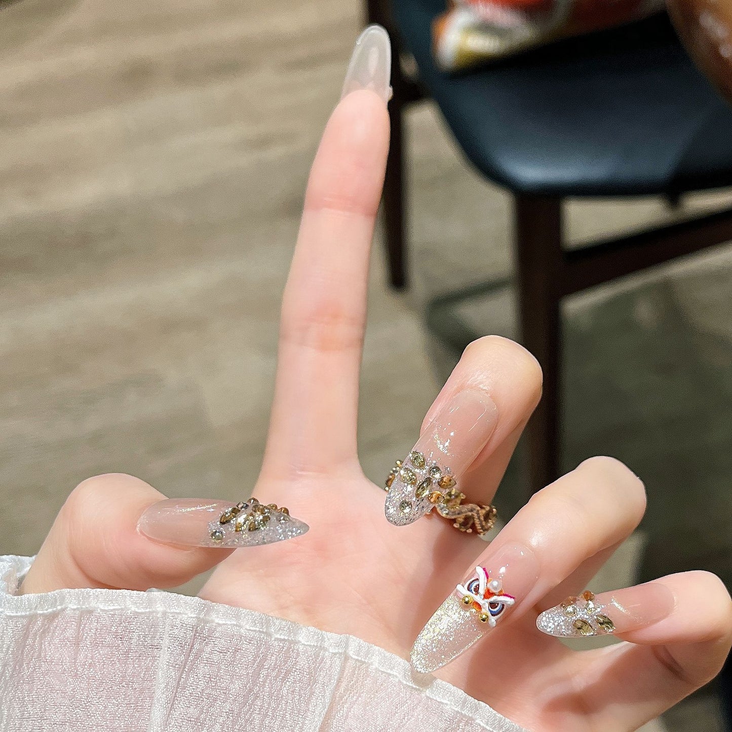 Dekorativer Strass Blumen Press-On Nail Set Brehn