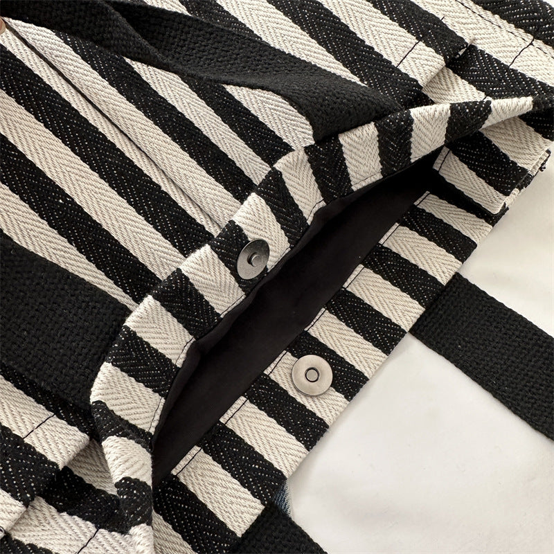 Stylische gestreifte Stofftasche