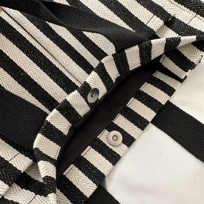 Stylische gestreifte Stofftasche
