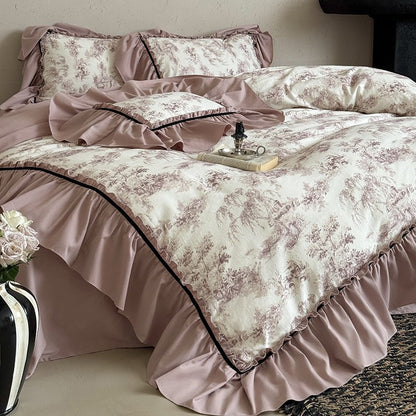 Bettwäschegarnitur im Toile-de-Jouy‑Stil mit gerafftem Volant und Zierkante