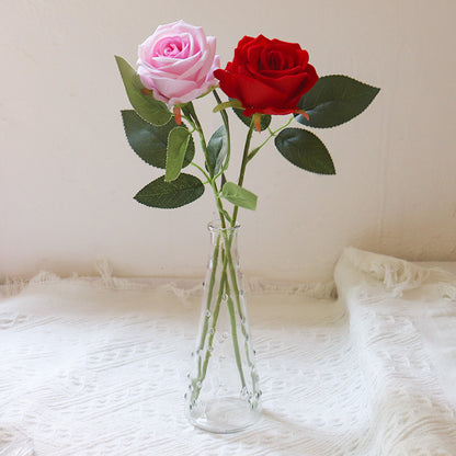Lebensechte Blumenarrangement in eleganter Vase