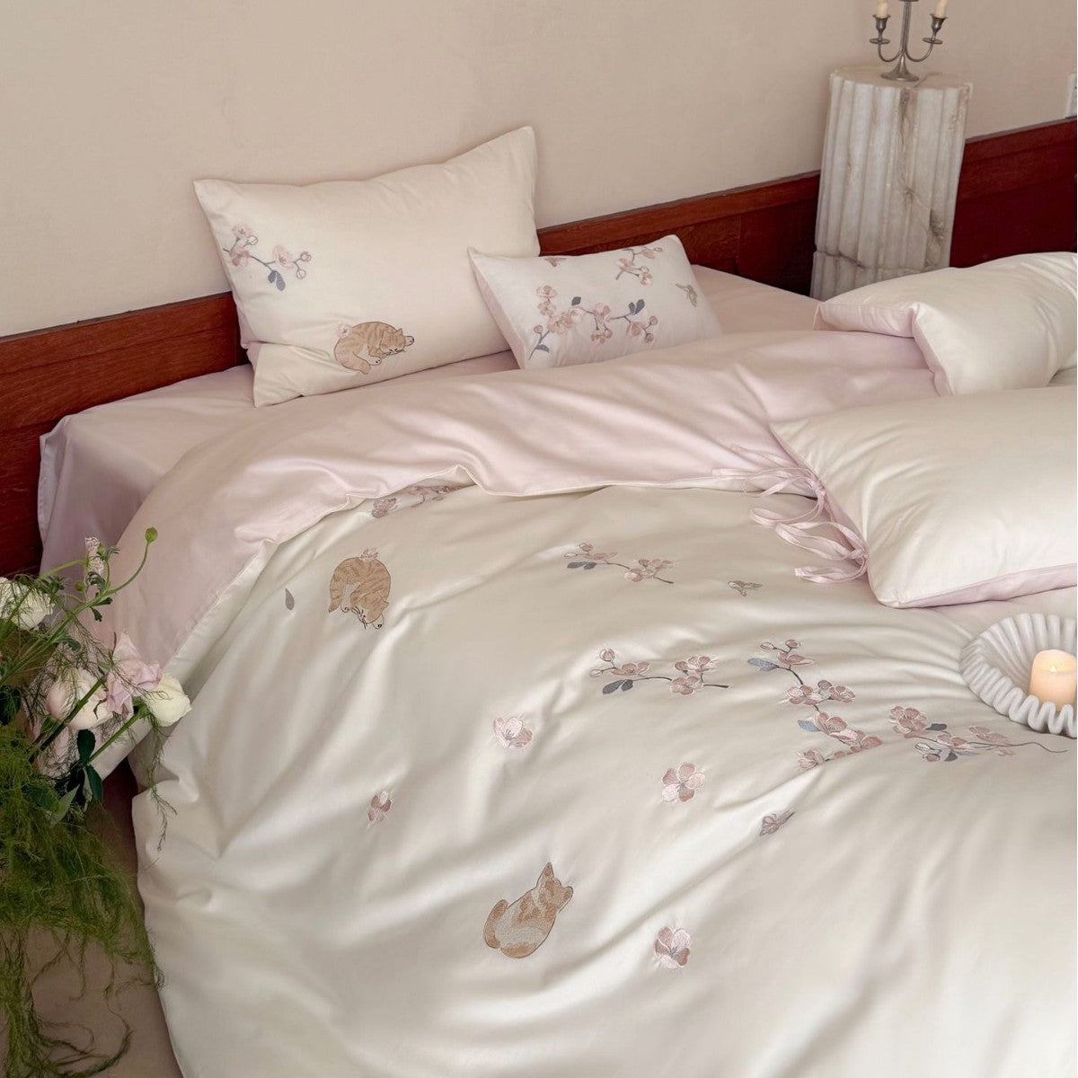 Elegante bestickte Bettwäsche-Garnitur aus Baumwollsatin mit Katzen‑ und Blumenmotiv Brehn