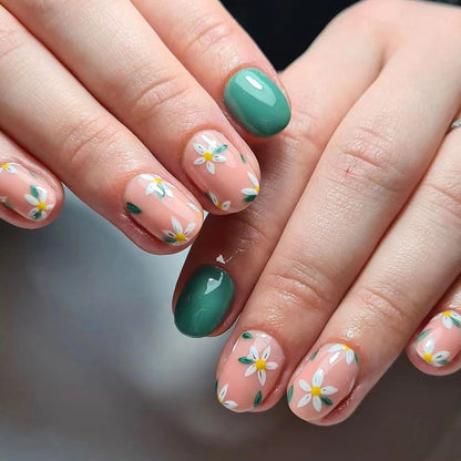 Kunstvolle Nagelkunst mit zarten Blumendesigns Brehn