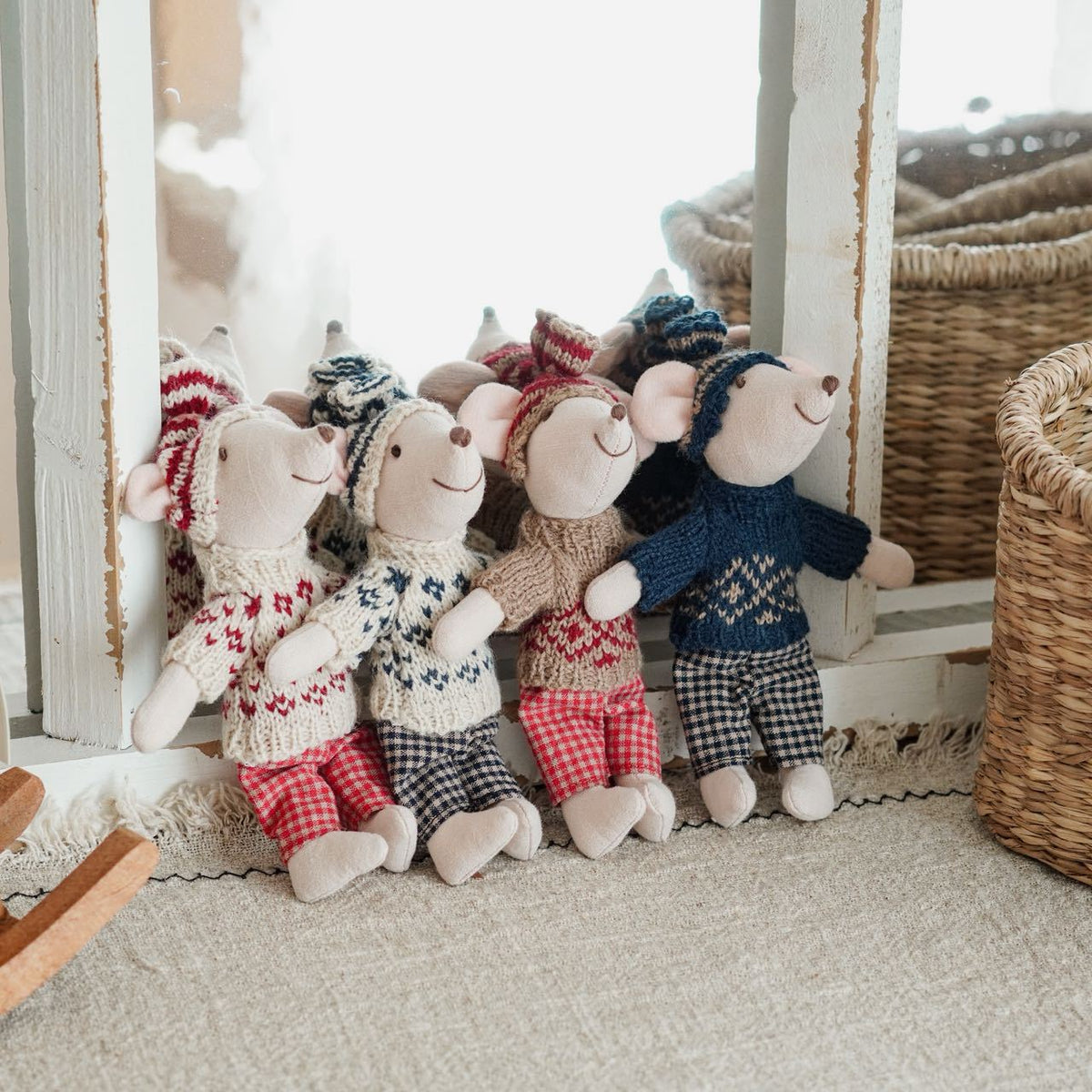 Handgefertigte Maus Plüschpuppe mit gestricktem Herzpullover, Pom-Pom-Mütze und Gingham-Hose