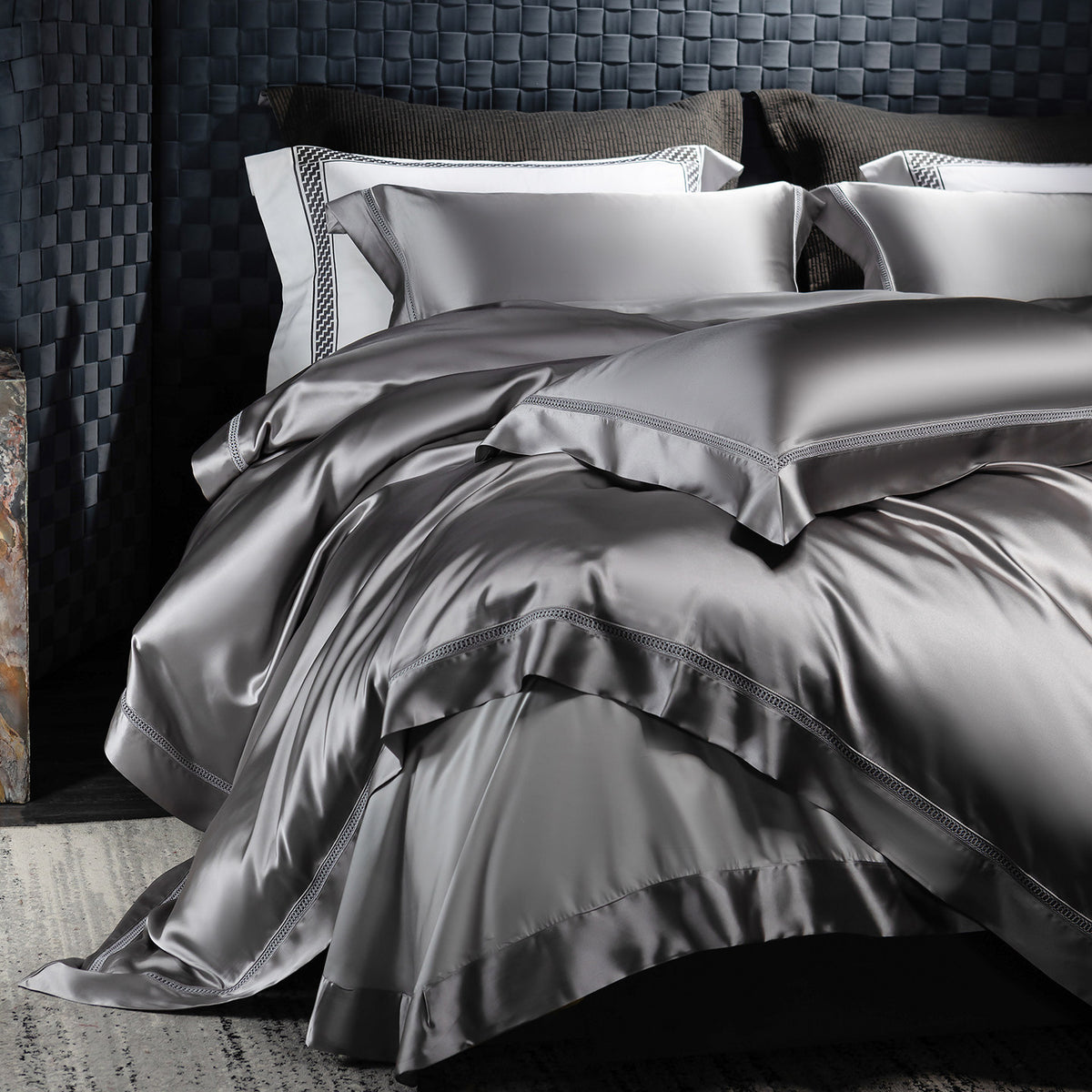 Luxuriöses Satin-Bettbezug-Set mit Maulbeergefühl und venezianischem Spitzen-Einsatz sowie tiefen Flanschen Kissenbezügen
