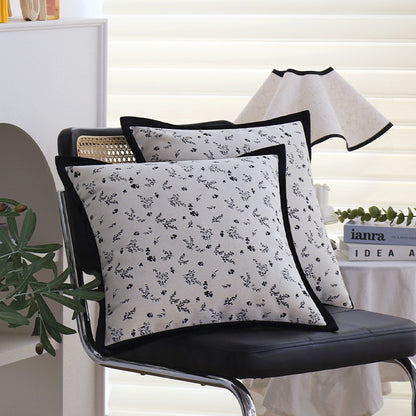 Quadratischer Zierkissenbezug mit dezenter Blumen‑Jacquardstruktur und eleganter Kederumrandung Brehn