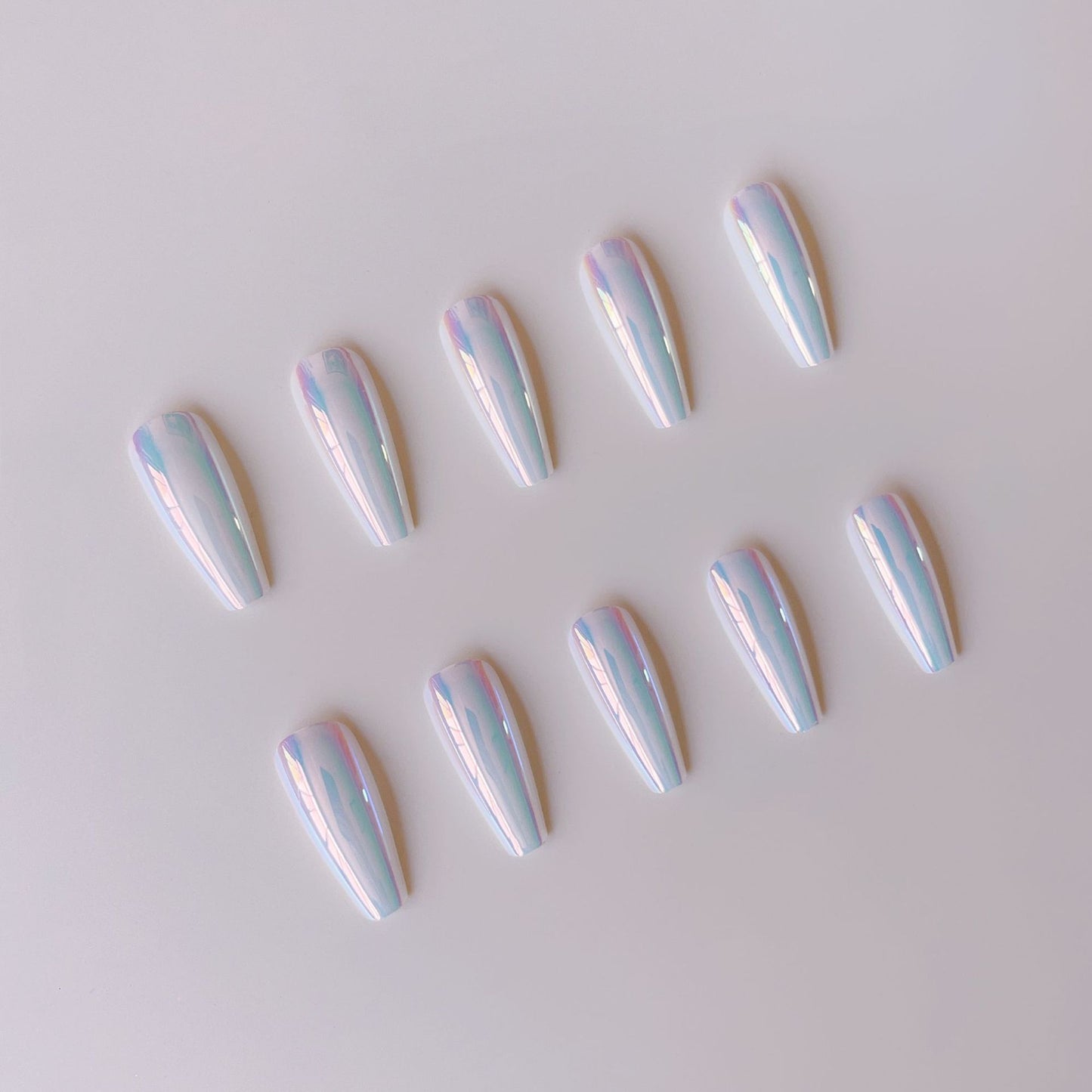 Künstliche Nagelspitzen mit holografischem Design Brehn