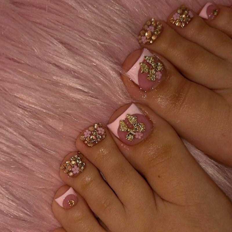 Kunstnagelset mit glamourösen Dekoren und schimmernden Akzenten Brehn