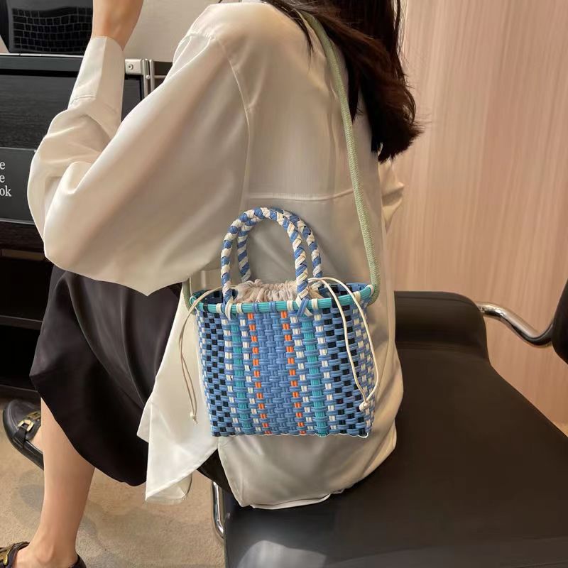 Verspielte Handtasche Aus Geflochtenen Materialien Brehn