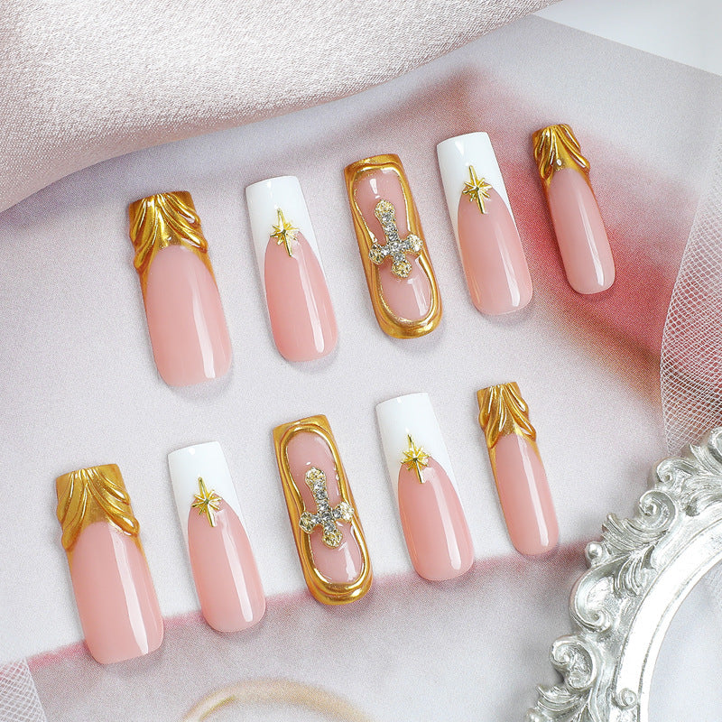 Kreatives Kunstnagelset mit glitzernden Goldverzierungen Brehn