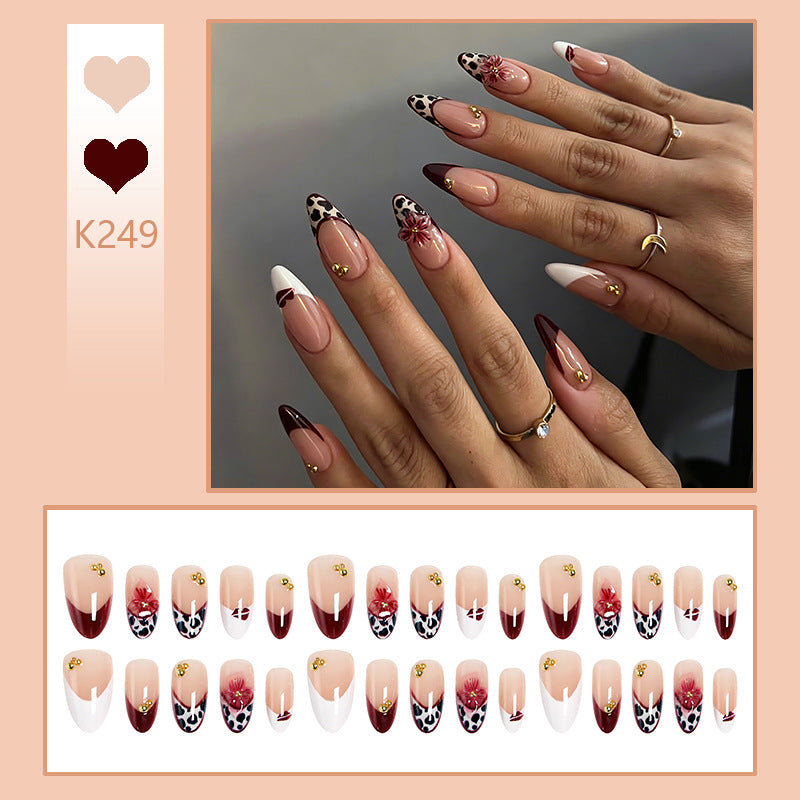 Kunstnagelset mit eleganten floralen Mustern und glamourösen Details Brehn