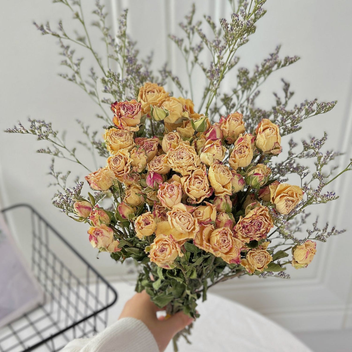 Trockenblumen-Rosenstrauß mit botanischem Füllmaterial