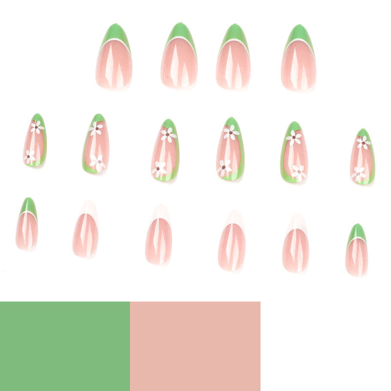 Kunstvolle Nagelkunst mit floralen Details Brehn