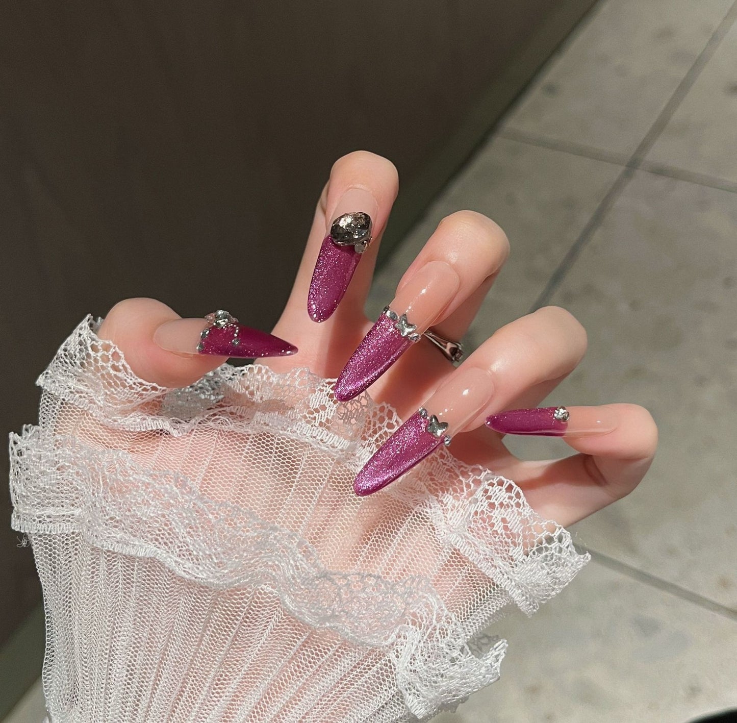 Künstlerische Stiletto Press-On Nagelkunst mit schimmernden Akzenten Brehn