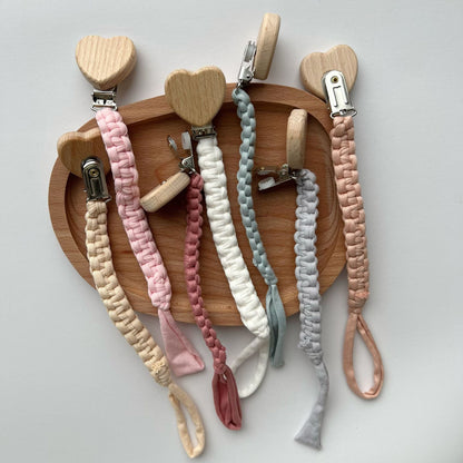 Geflochtener Stoff Schnullerclip mit Holzherz Sicherheitsklammer