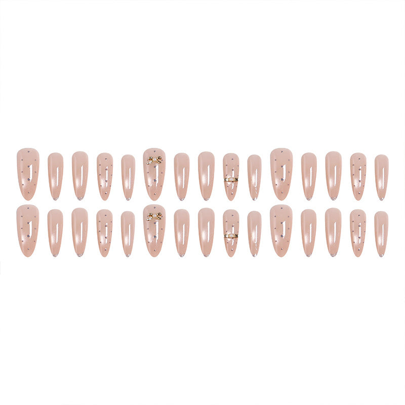 Kunstnagelset mit eleganten Schmuckdetails Brehn