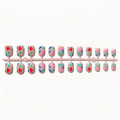 Künstlerisches Floral-Nageldesign