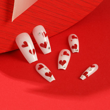 Kunstvolle Nagelverlängerungen mit romantischen Herzmotiven Brehn