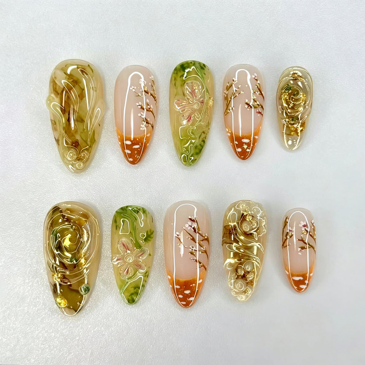 Künstlerisches Press-On Nagelkunstset mit floralen Details Brehn