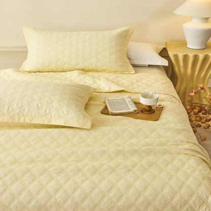 Gepatchtes Bettüberwurf-Set mit Rauten-Matelassé-Textur und maßgeschneidertem Saum