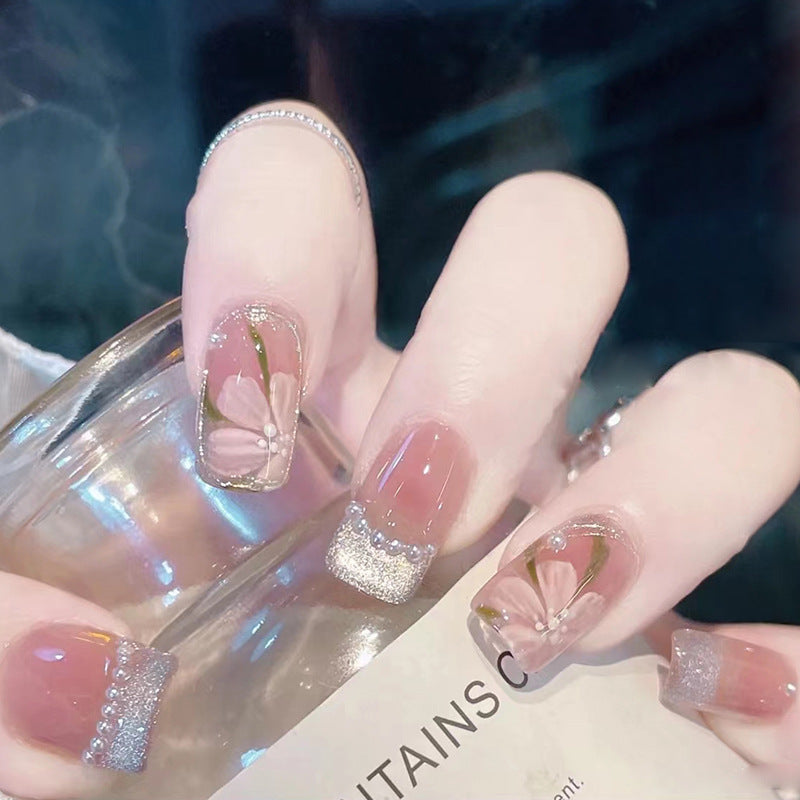 Elegante florale Nagelverlängerungen