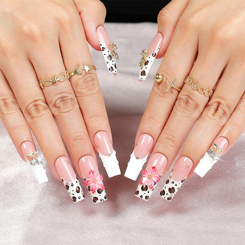 Kunstnagelset mit elegantem Leoparden-Design und floralen Akzenten Brehn