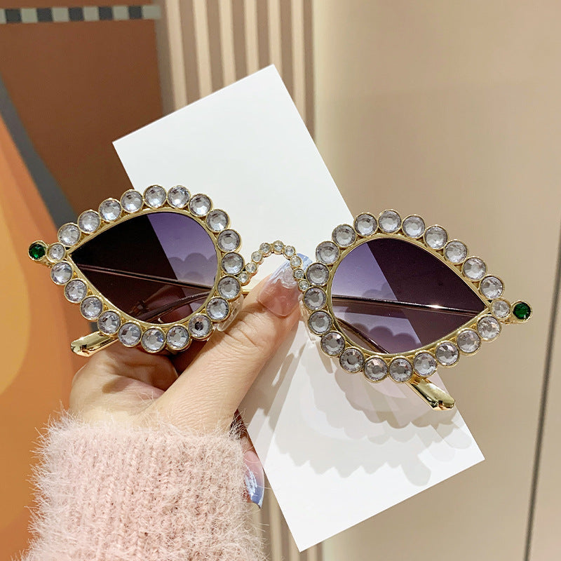 Damen Glamouröse Sonnenbrille mit funkelndem Strass Besatz Brehn
