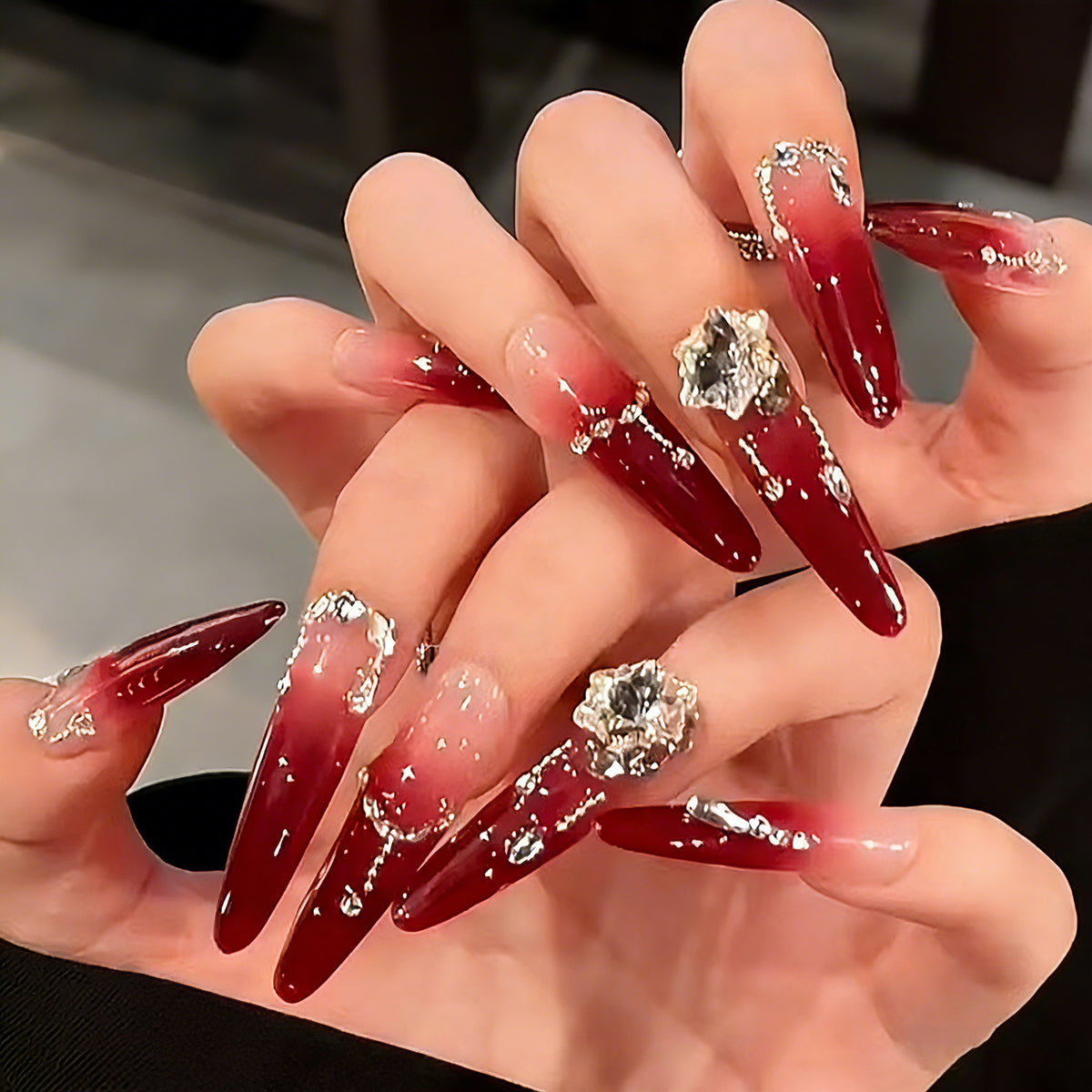 Kunstnägel mit eleganten Glitzer- und Schmuckakzenten Brehn
