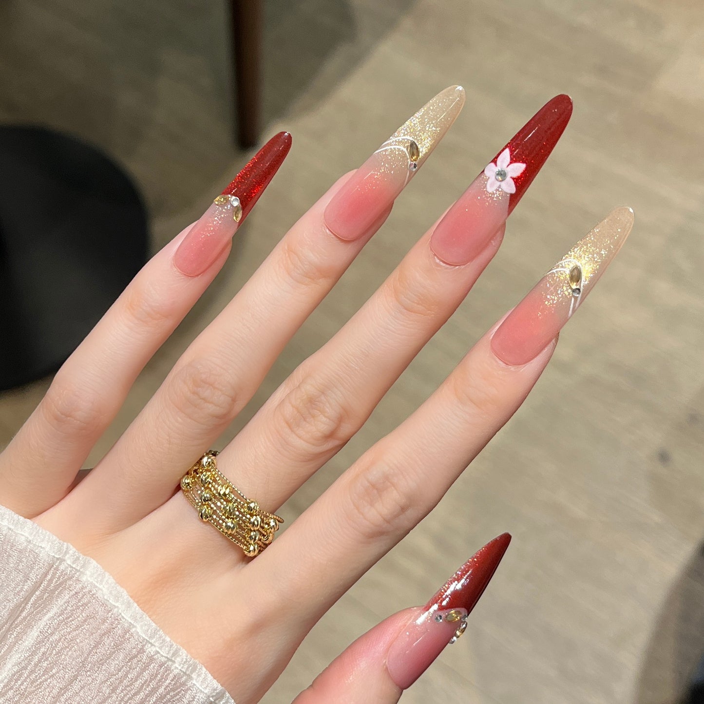 Dekorative Lange Stiletto Press-On Nagelkunst Brehn