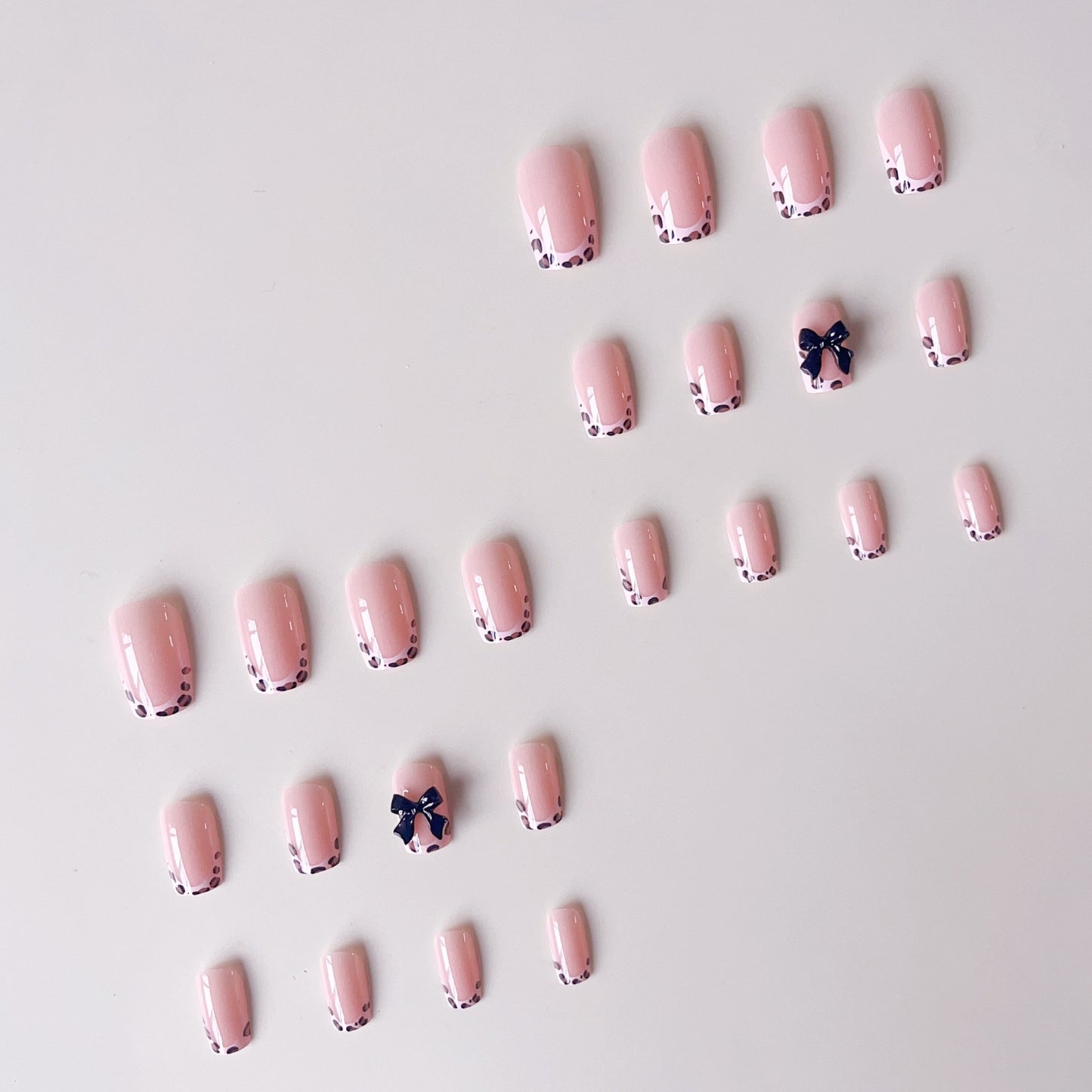 Kunstnagelset mit eleganten 3D-Schleifen und Leopardendesign Brehn