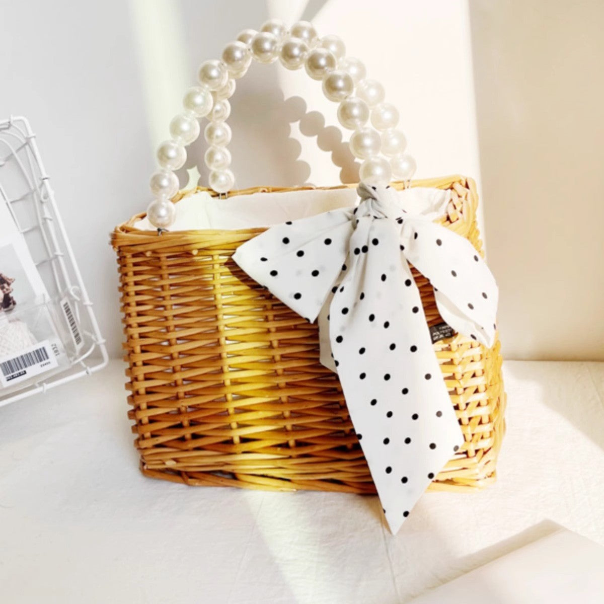Damen Handtasche aus geflochtenem Material mit eleganten Perlengriffen Brehn