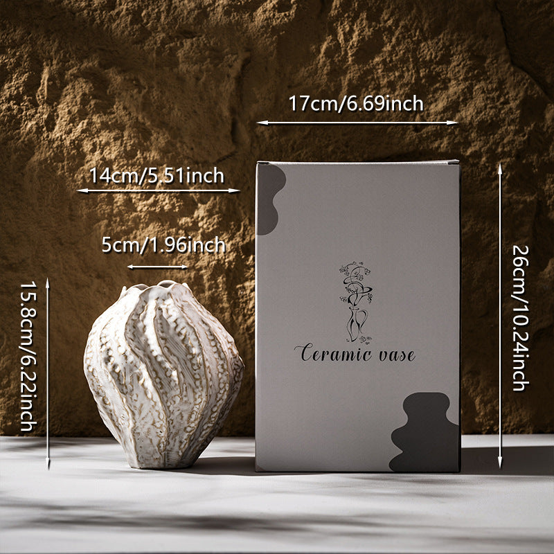Dekorative keramische skulpturale Vase mit strukturiertem Rand und gewelltemRand