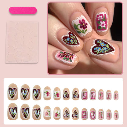Kunstnagelset mit floralen Designs und romantischen Details Brehn
