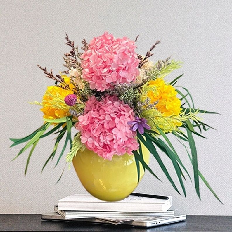 Lebendige Kunstblumenarrangement