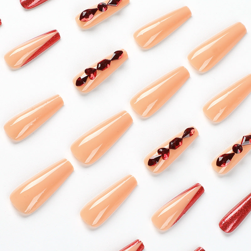 Kunstvoll designte Nagelverlängerungen mit funkelnden Akzenten Brehn