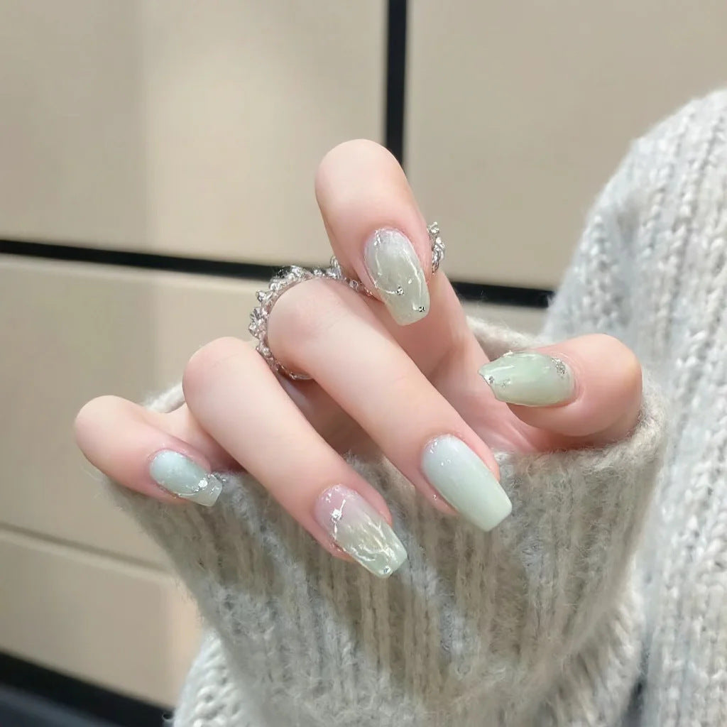 Elegante Nagelkunst mit Glitzerkante Brehn