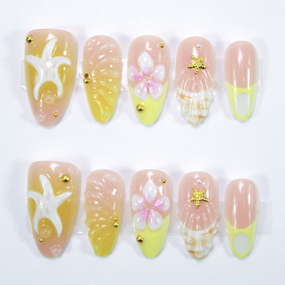 Kunstnagelset mit maritimen Muschel- und Blütenmotiven Brehn