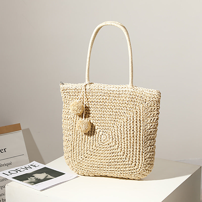 Handgefertigte Basttasche mit Pompon Details Brehn
