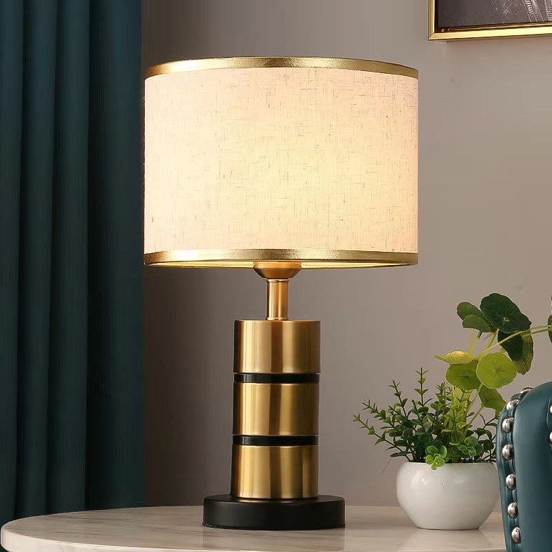 Moderne Tischlampe mit geometrischem Design