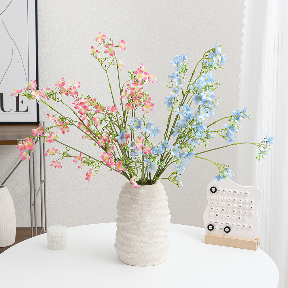Künstlicher Blütenzweig mit zarten blauen Blumen und grünen Beeren Brehn