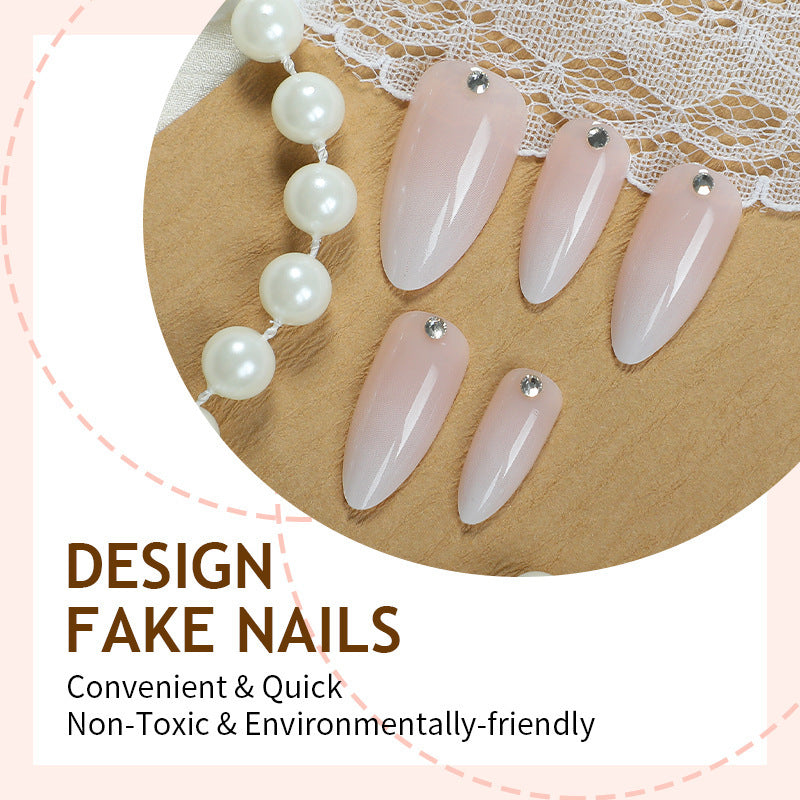 Kunstnagelset mit eleganten Glitzerverzierungen Brehn