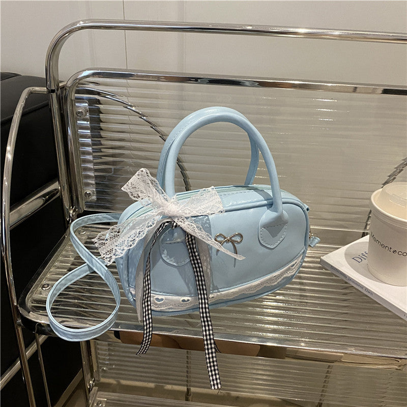 Elegante mit Spitzenbesatz verzierte Bogenhandtasche Brehn