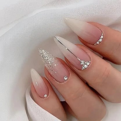 Glamouröse mit Strass verzierte Nagelkunstverlängerungen Brehn