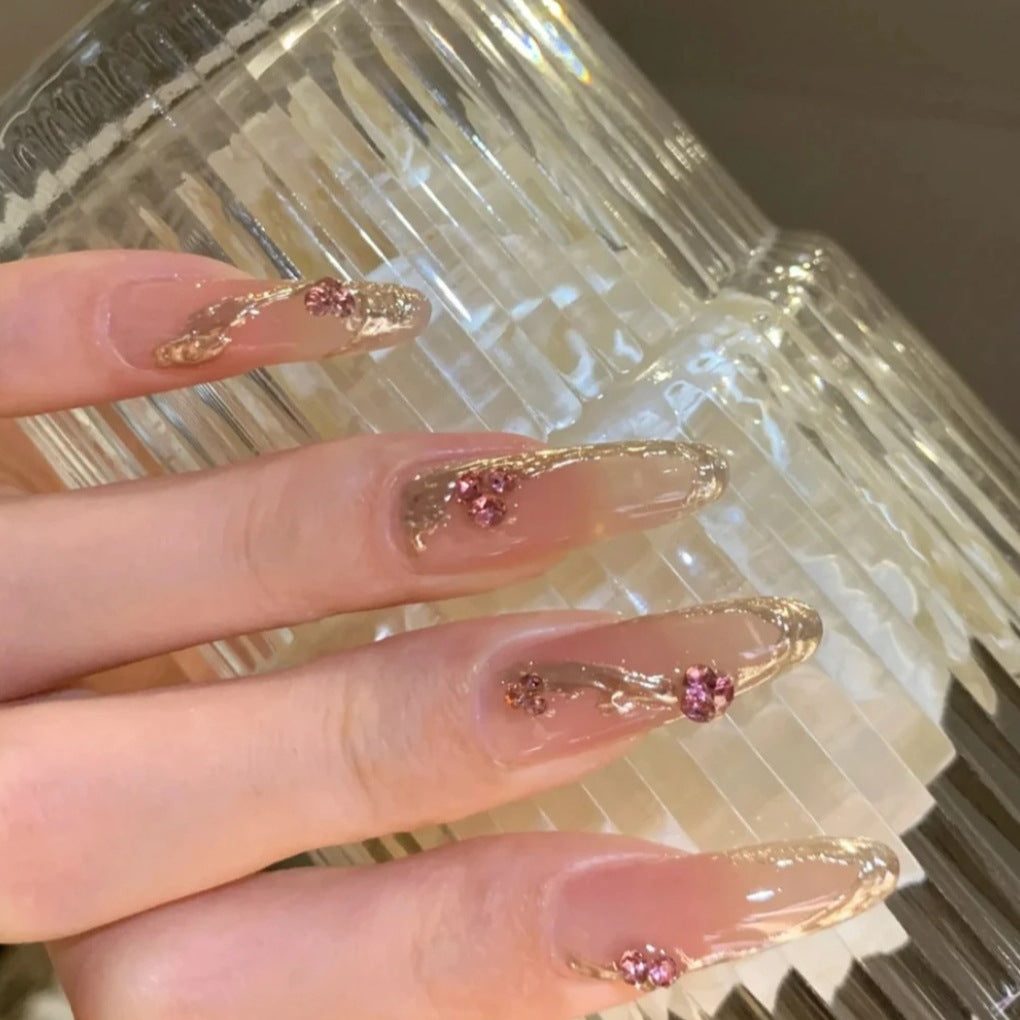 Dekorative Acrylnagelverlängerungen mit floralen Akzenten