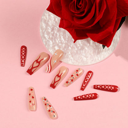 Kunstvolle Nagelkunst mit Herzen und Glitzerakzenten Brehn